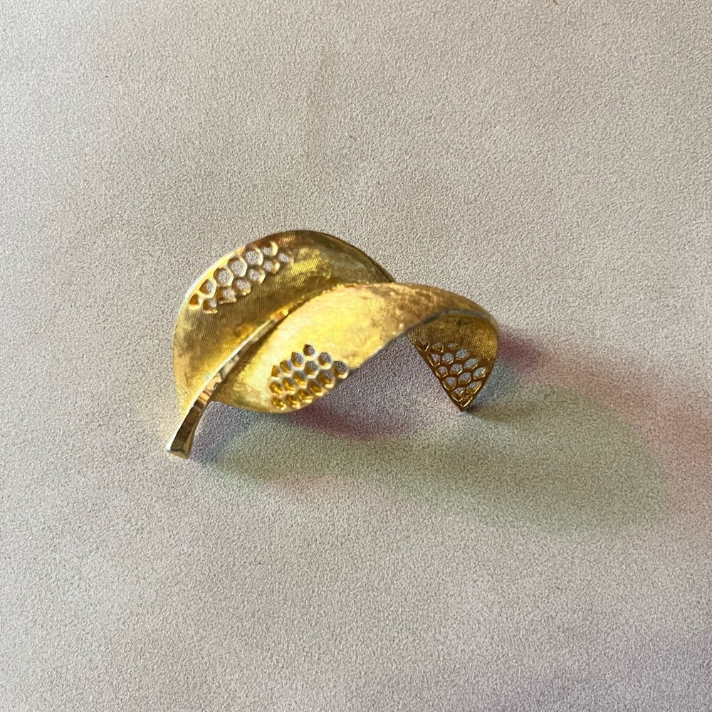 Bender gold toned leaf brooch